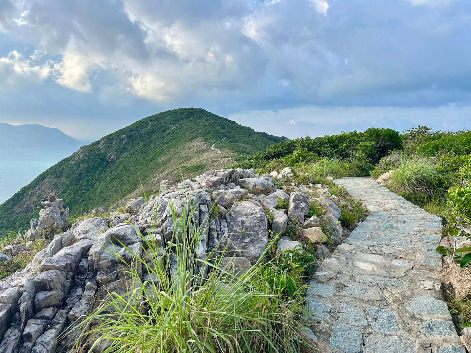 The paved path along the Lo Voi ridge above Con Son town