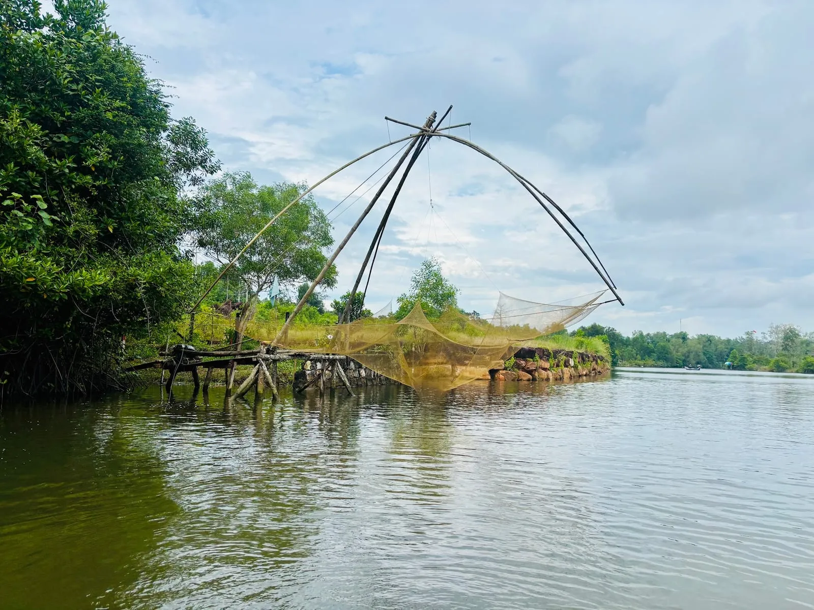 A fishing net over the Cua Can River