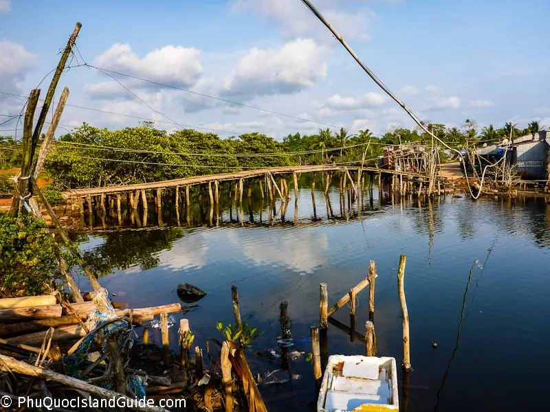 cua can village wooden bridge