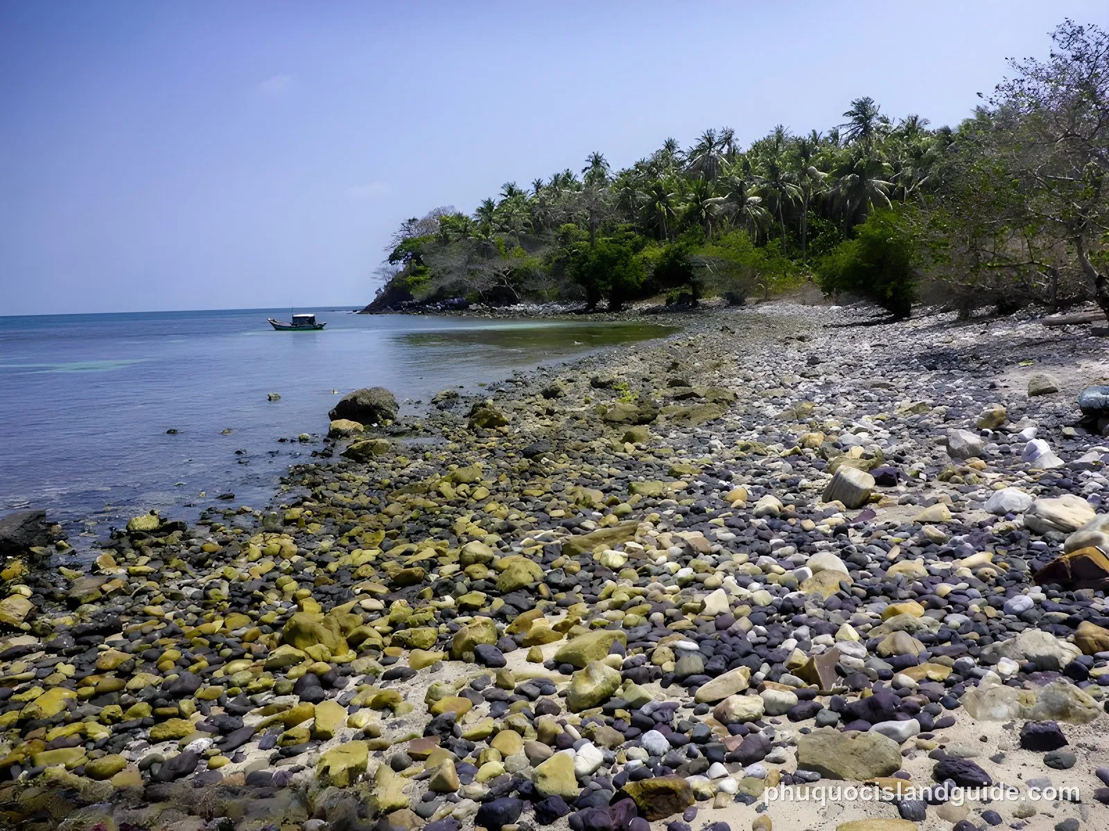 Bãi Ðá Ðen Beach on Nam Du