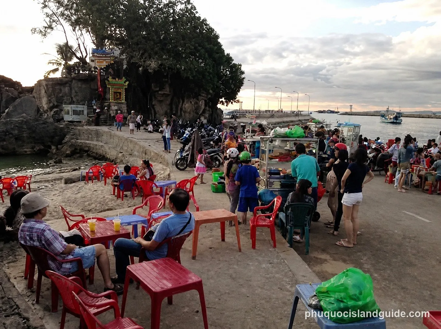 dinh cau temple and lighthouse phu quoc