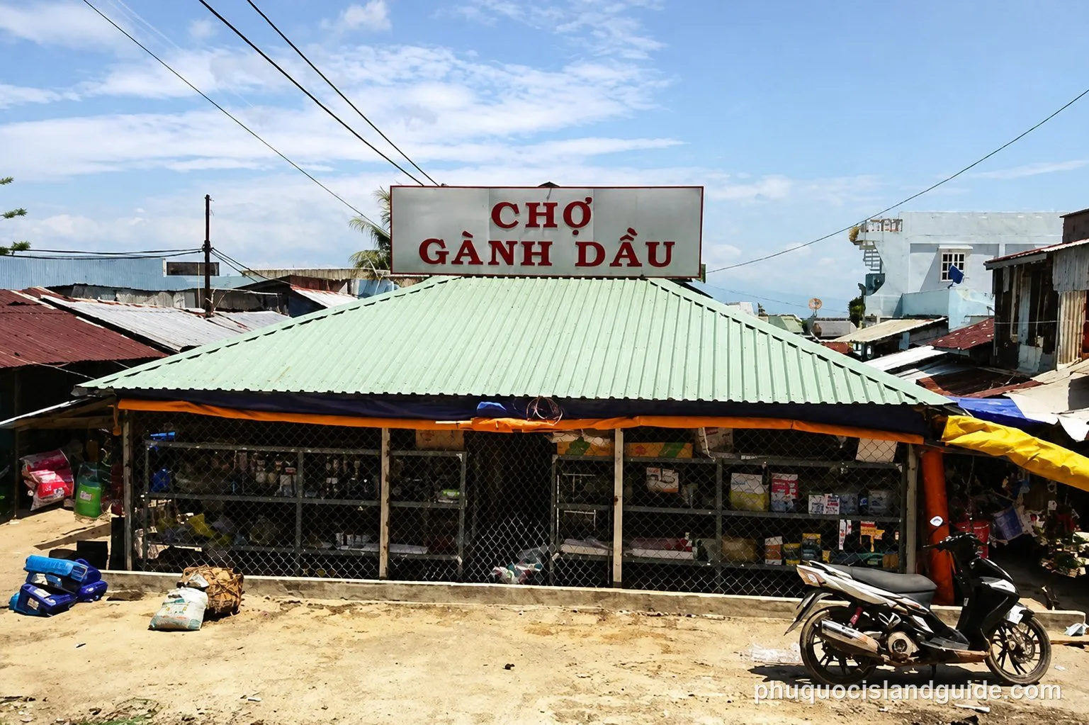 Ganh Dau market stall with a green roof
