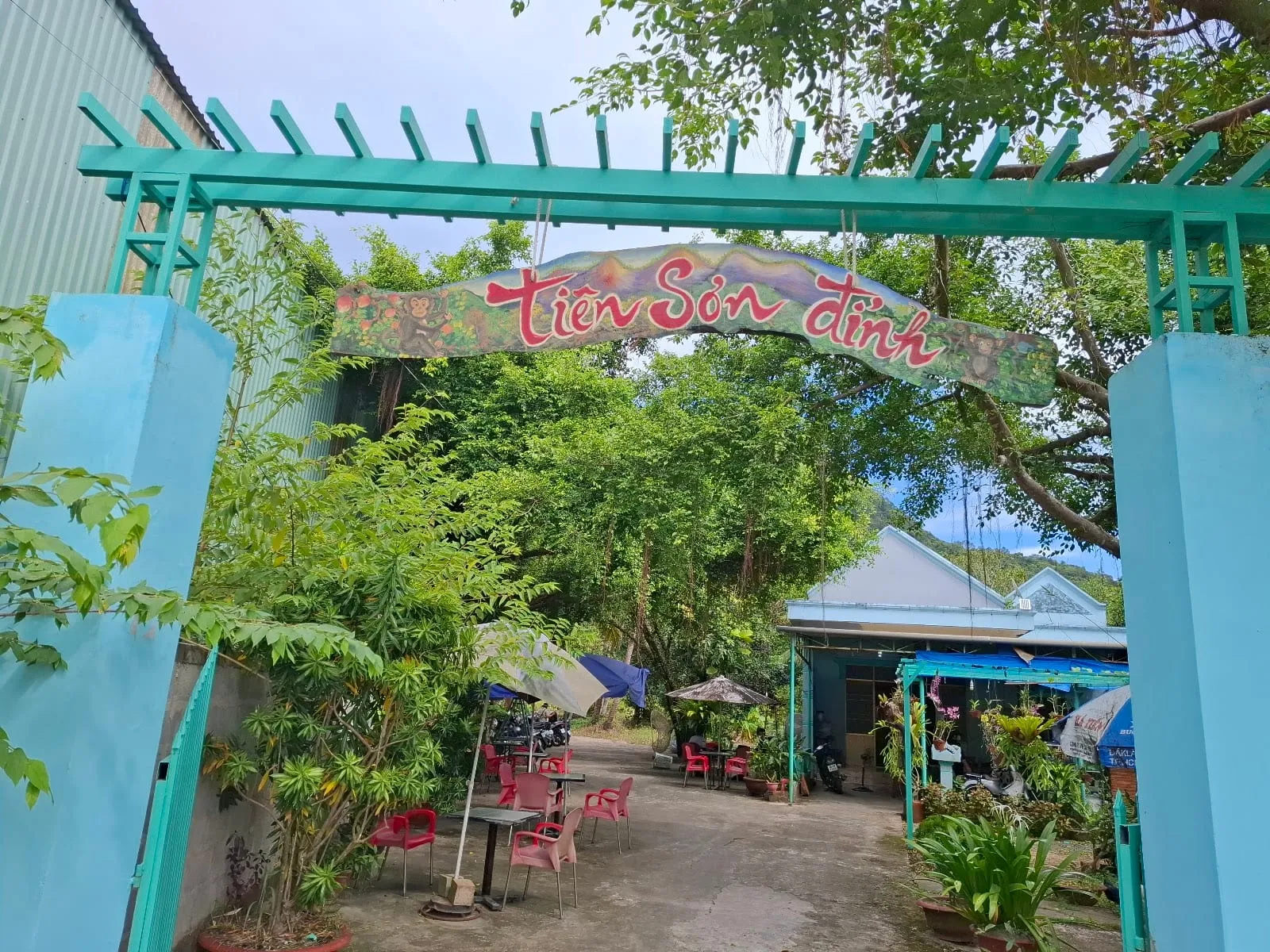 The entrance gate of the Tien Son Dinh café at the trailhead