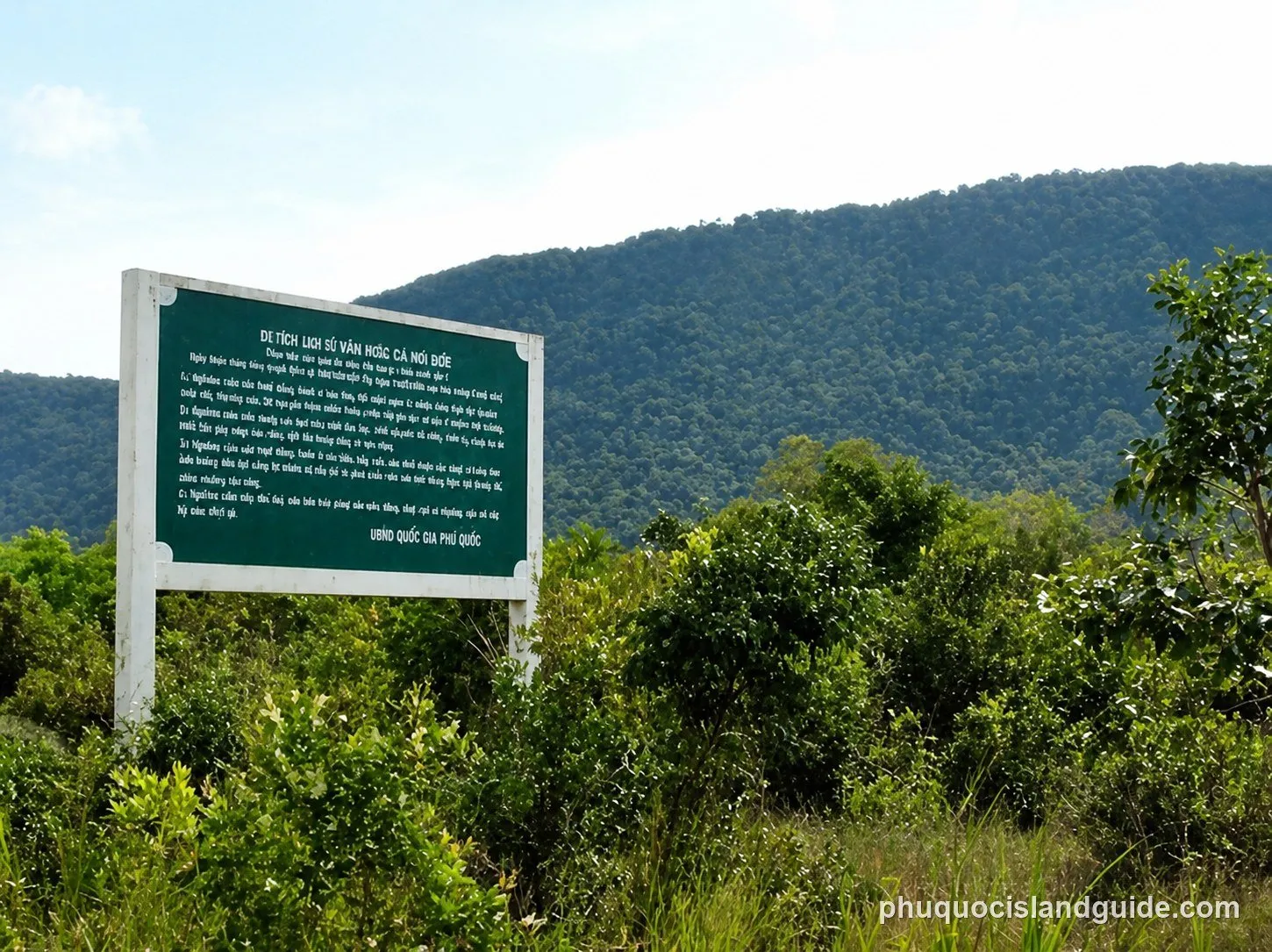 Green sign in the forest below the Chua mountains