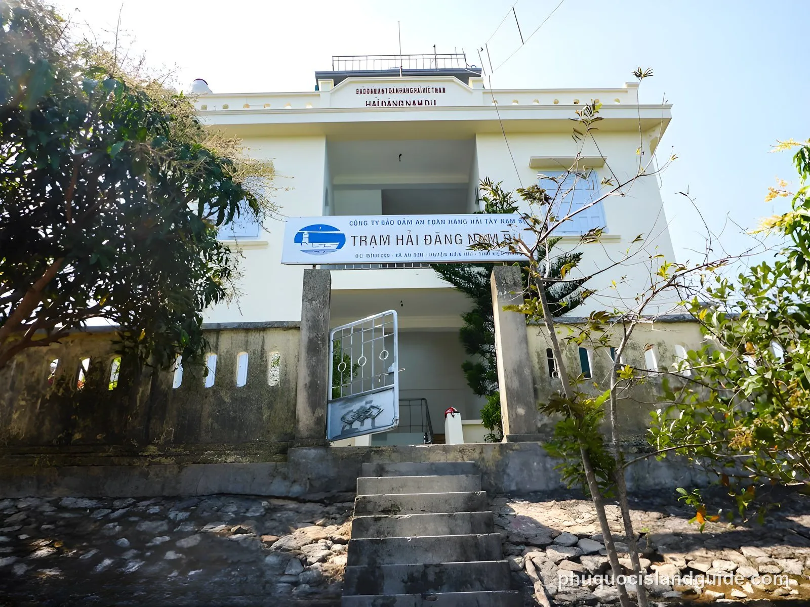 nam du lighthouse