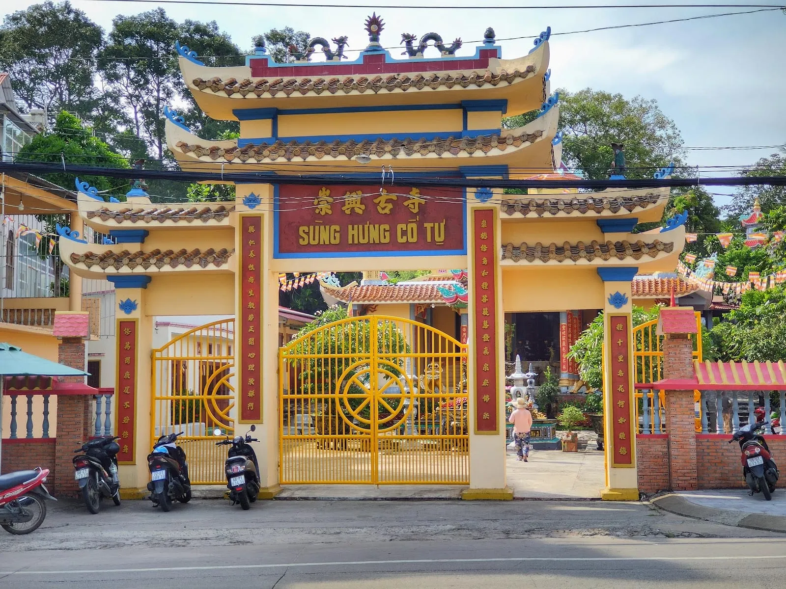 The yellow gate of Sung Hung Pagoda on Tran Hung Dao street