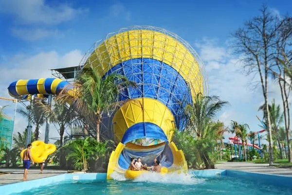 vinpearl land phu quoc waterslide